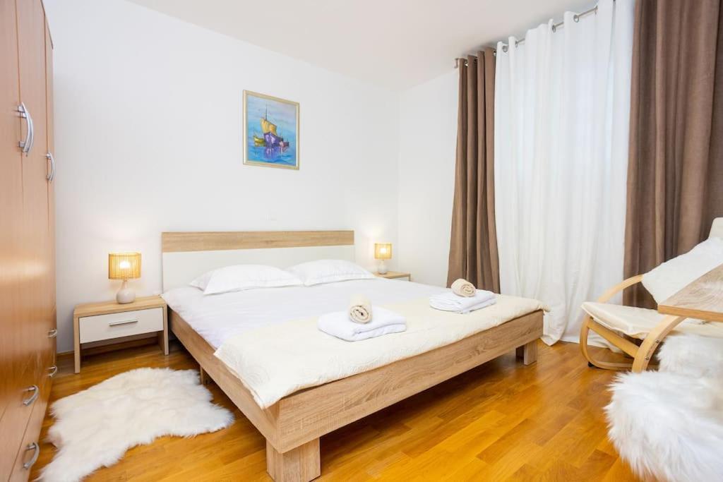 Bella Vista - Cozy Apartments With Easy Check-In And Free Parking Split Exterior photo